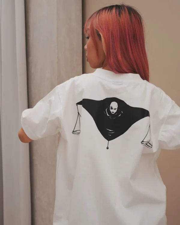 Model wearing the Higuruma tee, back print