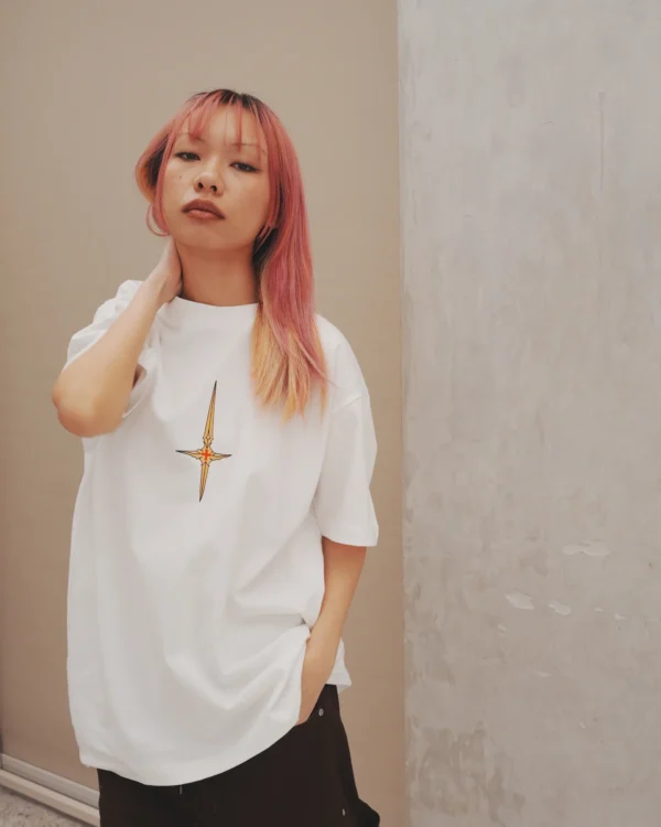 Model wearing the Higuruma tee, front